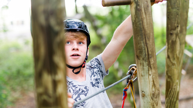 Fun Forest jongen aan het klimmen