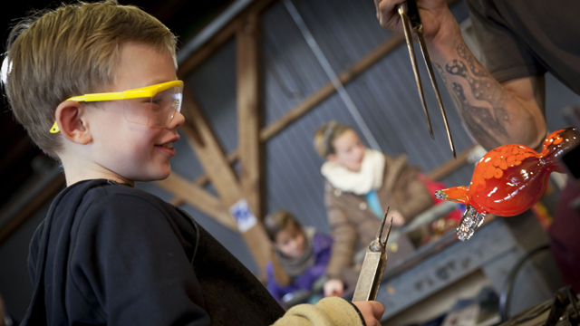 Glasmuseum jongentje met bril