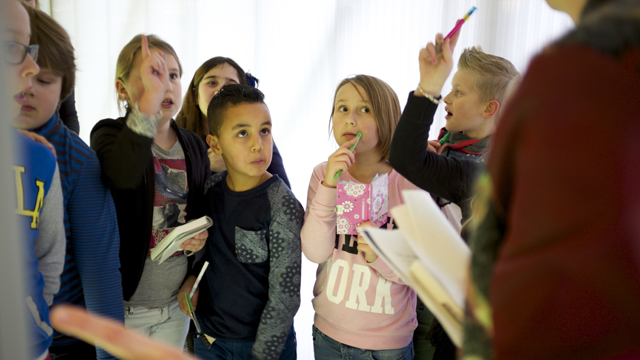 Glasmuseum kinderen met pennen